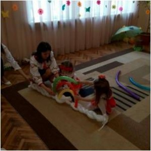 діти з надувних кульок створили свою різнобарвну веселку